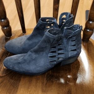 Womans size 9 jc journee collection ankle boots gray